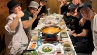 Sudah berkumpul bersama sejak 2012, ini serunya kulineran ala member EXO saat bersantap malam di salah satu restoran. Foto: Instagram