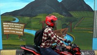 Salah satu mural menggambarkan suasana pegunungan dengan sungai yang bersih
