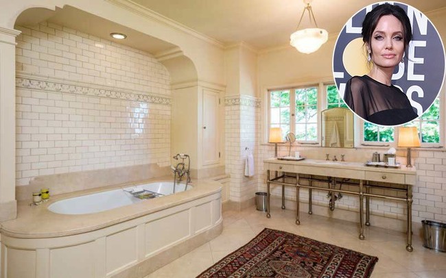 Angelina Jolie memiliki 10 kamar mandi di rumahnya yang bernilai 19 juta poundsterling. Salah satu kamar mandinya adalah yang di foto yang dirilis oleh situs TopTenRealEstateDeals ini. Kamar mandi mewah dengan warna krem ini dihiasi bathtub keramik. Ada jendela yang mengarah ke luar sehingga pencahayaan alami di kamar mandi ini cukup baik. Foto: Instagram