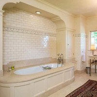 Angelina Jolie memiliki 10 kamar mandi di rumahnya yang bernilai 19 juta poundsterling. Salah satu kamar mandinya adalah yang di foto yang dirilis oleh situs TopTenRealEstateDeals ini. Kamar mandi mewah dengan warna krem ini dihiasi bathtub keramik. Ada jendela yang mengarah ke luar sehingga pencahayaan alami di kamar mandi ini cukup baik. Foto: Instagram