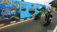 Mural bertema lingkungan tersebut nampak menghiasi dinding di salah satu sisi Pintu Air Manggarai, Jakarta.