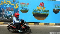Dengan adanya mural bertema lingkungan dan siaga banjir tersebut diharapkan warga dapat meningkatkan kesadaran warga sekitar untuk menjaga lingkungan. Selain itu, keberadaan mural itu juga membuat dinding di sisi Pintu Air Manggarai yang sebelumnya kosong menjadi lebih berwarna dengan beragam mural tersebut.