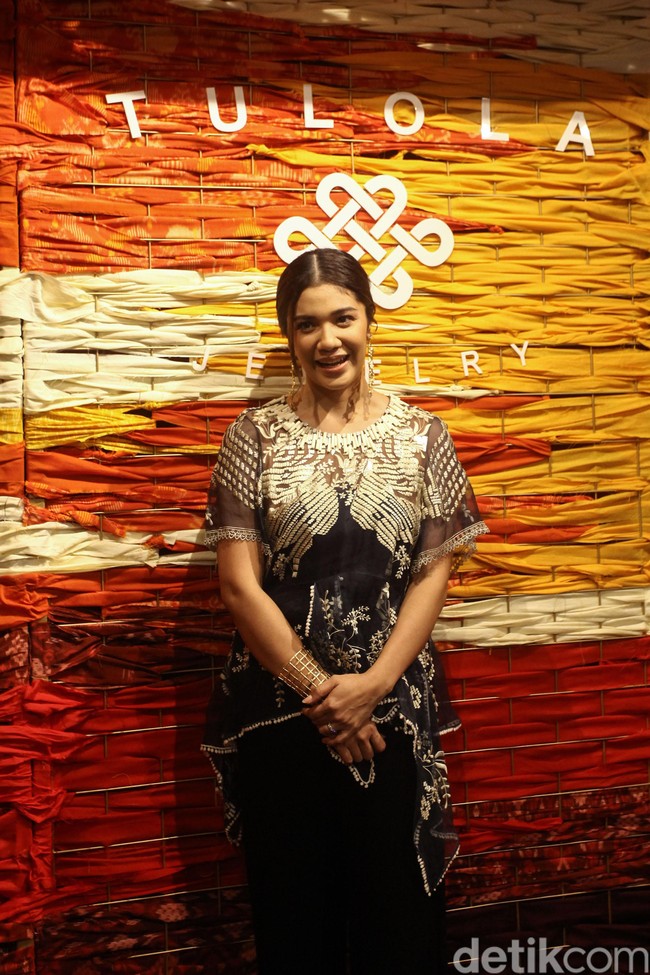 Saya juga kagum sama Mas Biyan kan sebagai salah satu pioner desainer Indonesia yang sudah dari dulu yang juga mengangkat kebudayaan Indonesia, dan mengangkat kekuatan quality-nya, lalu kita bisa kagumi itu sih salah satu sebabnya kita pakai, cerita Franka. Foto: Rifkianto Nugroho/detikcom