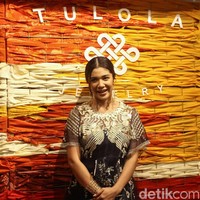 Saya juga kagum sama Mas Biyan kan sebagai salah satu pioner desainer Indonesia yang sudah dari dulu yang juga mengangkat kebudayaan Indonesia, dan mengangkat kekuatan quality-nya, lalu kita bisa kagumi itu sih salah satu sebabnya kita pakai, cerita Franka. Foto: Rifkianto Nugroho/detikcom