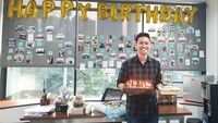 Layaknya millennial, Belva juga cukup rajin mengunggah foto di Instagram pribadinya. Ia memamerkan beragam momen seperti momen bahagia diberi kejutan kue ulang tahun. Foto: Instagram belvadevara