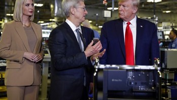 Trump tampak berbincang serius dengan Cook. “Hari ini saya membuka pabrik Apple di Texas yang akan membawa kembali pekerjaan bergaji tinggi ke Amerika,” tulisnya di Twitter. Foto: Associated Press