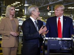 Gencarkan Made In America, Donald Trump Sambangi Pabrik Apple