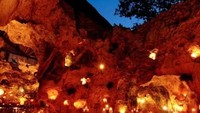 Restoran yang ada di dalam goa di negara Kenya ini memiliki konsep yang sangat cantik dan romantis. Namanya Ali Barbours Cave Restaurant. Foto: Istimewa