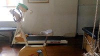 Ada berbagai fasilitas yang pada ruangan ini. Misalnya, standing bar untuk menguatkan otot tangan, hingga sepeda statis.