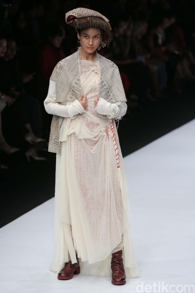 Perancang Adrian Gan memamerkan koleksi kain-kain ulos antik yang menawan di Jakarta Fashion Week 2020, Senayan City, Jakarta. Senin [28/10/2019]. Foto: Rachman Haryanto/detikcom