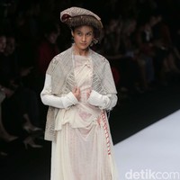 Perancang Adrian Gan memamerkan koleksi kain-kain ulos antik yang menawan di Jakarta Fashion Week 2020, Senayan City, Jakarta. Senin [28/10/2019]. Foto: Rachman Haryanto/detikcom