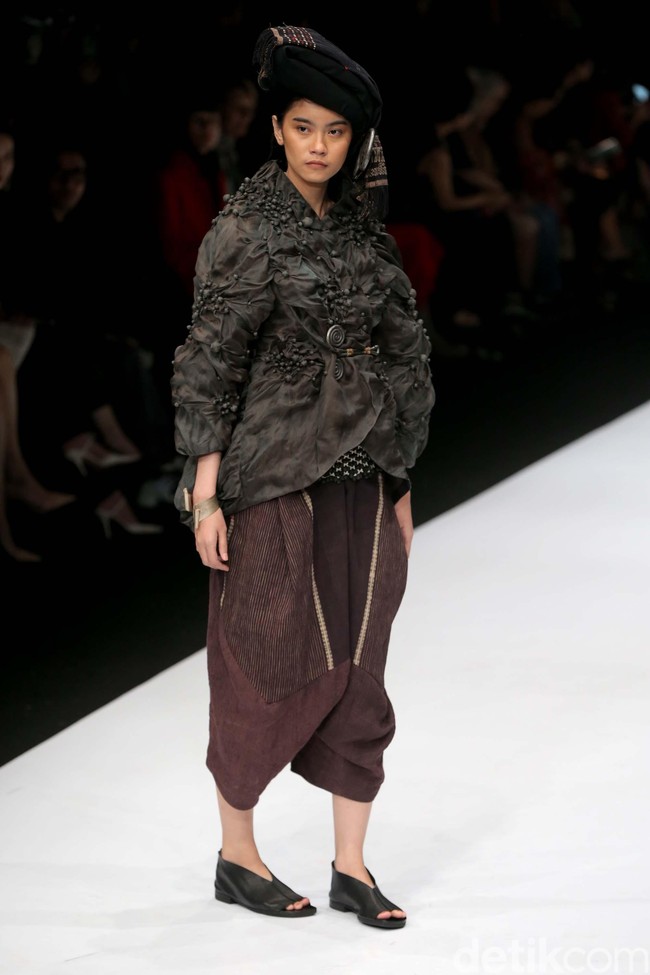 Perancang Adrian Gan memamerkan koleksi kain-kain ulos antik yang menawan di Jakarta Fashion Week 2020, Senayan City, Jakarta. Senin [28/10/2019]. Foto: Rachman Haryanto/detikcom
