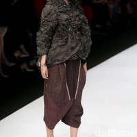 Perancang Adrian Gan memamerkan koleksi kain-kain ulos antik yang menawan di Jakarta Fashion Week 2020, Senayan City, Jakarta. Senin [28/10/2019]. Foto: Rachman Haryanto/detikcom