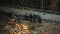 Tak sedikit pula demonstran yang mencoba untuk melarikan diri dari kawasan kampus melalui jalur-jalur rahasia dan tersembunyi. Laurel Chor/Getty Images.