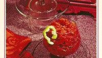 Camilan sekaligus dessert ini berbahan tomat. Dibuat dari gelatin, jus lemon, sampai garlic salt. Tertarik coba? Foto: Istimewa