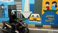 Salah satu mural tersebut berisi ajakan untuk melindungi sungai dan mencegah banjir secara bersama-sama.