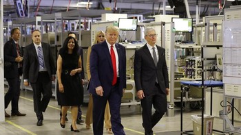 Tampak Donald Trump bersama Tim Cook dan putrinya, Ivanka Trump, berjalan di dalam pabrik perakitan komputer Mac pro di Austin, Texas. Foto: Associated Press