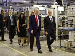 Gencarkan Made In America, Donald Trump Sambangi Pabrik Apple