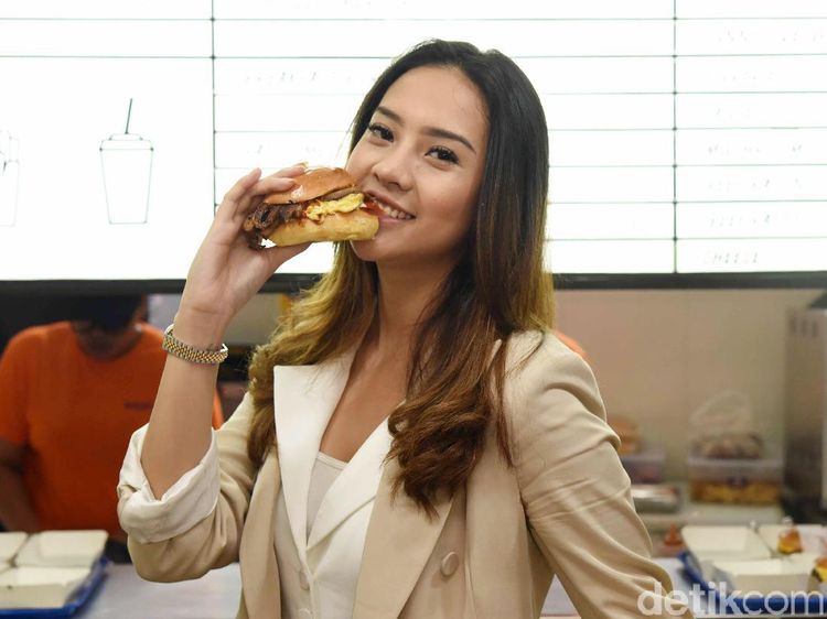 Sudah Cicipi Burger Anya Geraldine?