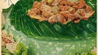 Lime Cheese Salad merupakan salad yang dibuat dari Jell-O rasa jeruk nipis. Di atasnya diberli salad hijau dan seafood. Rasanya pasti gurih manis! Foto: Istimewa