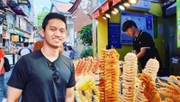 Peraih penghargaan Forbes 30 Under 30 pada 2017 ini juga sering jalan-jalan ke luar negeri. Ia tak melewatkan cicip kuliner kaki lima setempat. Foto: Instagram belvadevara