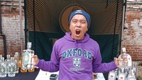 Menurut Billy, foto ini diambil hanya untuk gaya saja, bukan endorse produk. Poin yang ingin saya sampaikan terkait minuman beralkohol adalah bahwa Minum alkohol atau tidak minum alkohol itu pilihan. Hendaklah jangan saling cap dan menghakimi. kata Billy.  Foto: instagram @billymambrasar