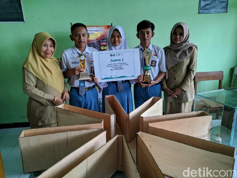 3 Pelajar SMA di Ponorogo Bikin Vitamin Otak dari Kepala Ikan Patin 3 Pelajar SMA di Ponorogo Bikin Vitamin Otak dari Kepala Ikan Patin