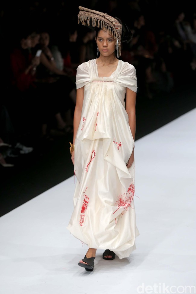 Perancang Adrian Gan memamerkan koleksi kain-kain ulos antik yang menawan di Jakarta Fashion Week 2020, Senayan City, Jakarta. Senin [28/10/2019]. Foto: Rachman Haryanto/detikcom