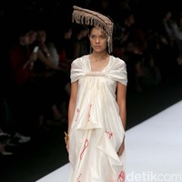 Perancang Adrian Gan memamerkan koleksi kain-kain ulos antik yang menawan di Jakarta Fashion Week 2020, Senayan City, Jakarta. Senin [28/10/2019]. Foto: Rachman Haryanto/detikcom