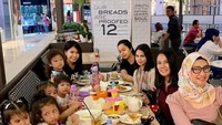  Bersama teman-teman dan ibu muda yang lain, Angkie ajak anaknya untuk play date bersama anak-anak lainnya di restoran kids friendly. Foto: Instagram @angkie.yudistia