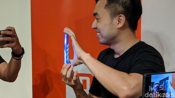 Bagian samping layar dimanfaatkan untuk menampilkan sinyal 5G -- ya, ponsel ini mendukung jaringan 5G --, informasi baterai, dan lainnya. Foto: Adi Fida Rahman/detikINET