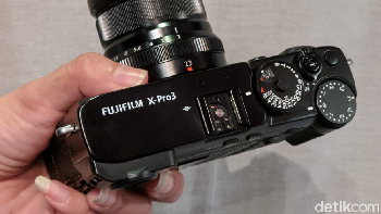 Dengan menggunakan kombinasi ini dan firmware baru, AF phase detection bekerja dengan pencahayaan -6EV, yang berarti kamera mampu bekerja dalam keadaan yang hampir gelap. Foto: Adi Fida Rahman/detikINET