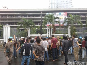 Rekan Tewas Akibat Tawuran, Mahasiswa Nommensen Datangi RS Bhayangkara Medan