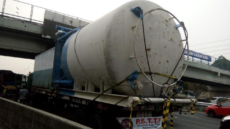 Ada Truk Tersangkut, Tol Meruya Arah Tangerang Macet 4 Km Ada Truk Tersangkut, Tol Meruya Arah Tangerang Macet 4 Km