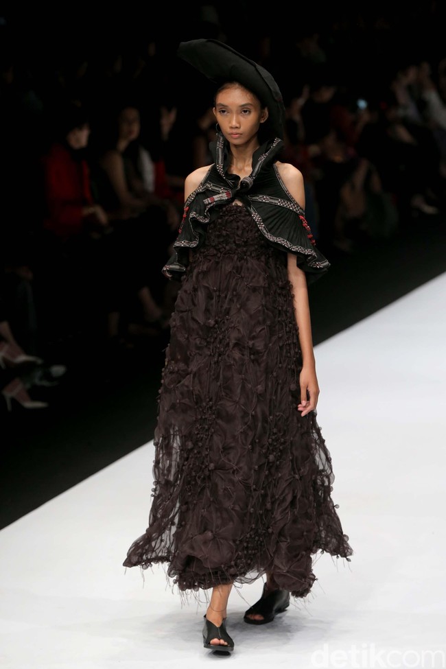 Perancang Adrian Gan memamerkan koleksi kain-kain ulos antik yang menawan di Jakarta Fashion Week 2020, Senayan City, Jakarta. Senin [28/10/2019]. Foto: Rachman Haryanto/detikcom