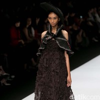 Perancang Adrian Gan memamerkan koleksi kain-kain ulos antik yang menawan di Jakarta Fashion Week 2020, Senayan City, Jakarta. Senin [28/10/2019]. Foto: Rachman Haryanto/detikcom