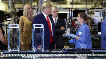 Cook punya kepentingan agar iPhone tidak dimasukkan dalam daftar barang yang kena tarif impor mengingat kebanyakan iPhone dibuat di China. Seperti diketahui, Amerika Serikat dan China sedang terlibat perang dagang yang masih panas. Foto: Associated Press