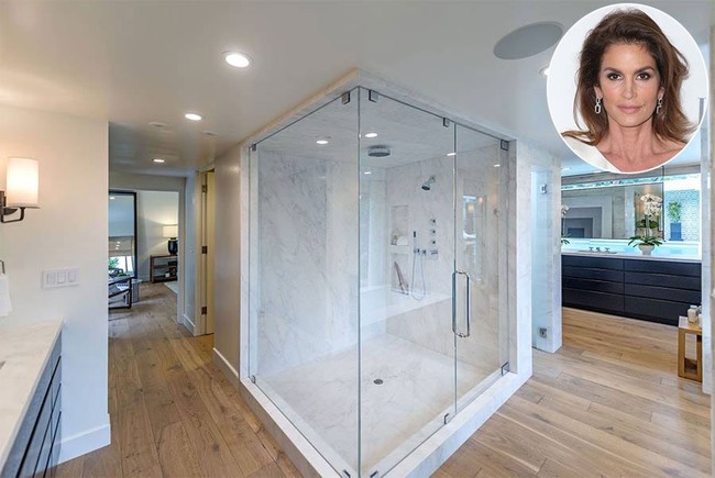 Inilah kamar mandi dari supermodel yang populer di tahun 90-an CIndy Crawford dan suaminya Rande Gerber. Kamar mandi mereka sungguh luas. Selain bathtub, juga ada area shower dengan dinding kaca transparan. Kamar mandi juga dihiasi meja dandan yang besar di ruangan berbeda dari shower dan bathtub. Foto: Dok. Trulia/Hello Magazine