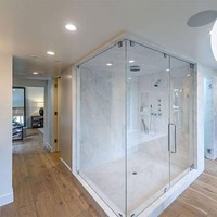 Inilah kamar mandi dari supermodel yang populer di tahun 90-an CIndy Crawford dan suaminya Rande Gerber. Kamar mandi mereka sungguh luas. Selain bathtub, juga ada area shower dengan dinding kaca transparan. Kamar mandi juga dihiasi meja dandan yang besar di ruangan berbeda dari shower dan bathtub. Foto: Dok. Trulia/Hello Magazine