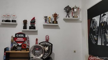 Sesampainya di sana, piala berjejeran menyambut kami. Ini masih sebagian saja, masih ada yang banyak lagi di bootcamp kedua dan ketiga kami, cuap Rigel, Manager Community BOOM eSport. Foto: Aisyah/detikInet
