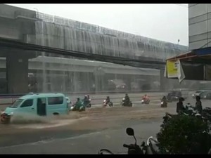 Air Terjun Dadakan di Bekasi Dibandingkan dengan Jewel Changi?
