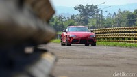 Tak hanya setir yang akurat, GR Supra juga cukup gesit saat diajak bermanuver cepat.