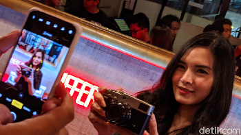 Versi warna hitam yang menggabungkan titanium dengan lapisan kualitas premium memberikan penampilan yang ramping dan elegan. Foto: Adi Fida Rahman/detikINET