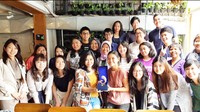Sebelum dipilih menjadi staf khusus presiden, Ayu Kartika Dewi memang aktif dalam organisasi. Ini bukti kegiatannya yang berlangsung di sebuah kafe. Foto: Instagram @ayukartikadewi
