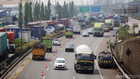 Petugas Jasa Marga menerapkan sistem contraflow untuk mengatasi macet di Tol JORR KM 47.