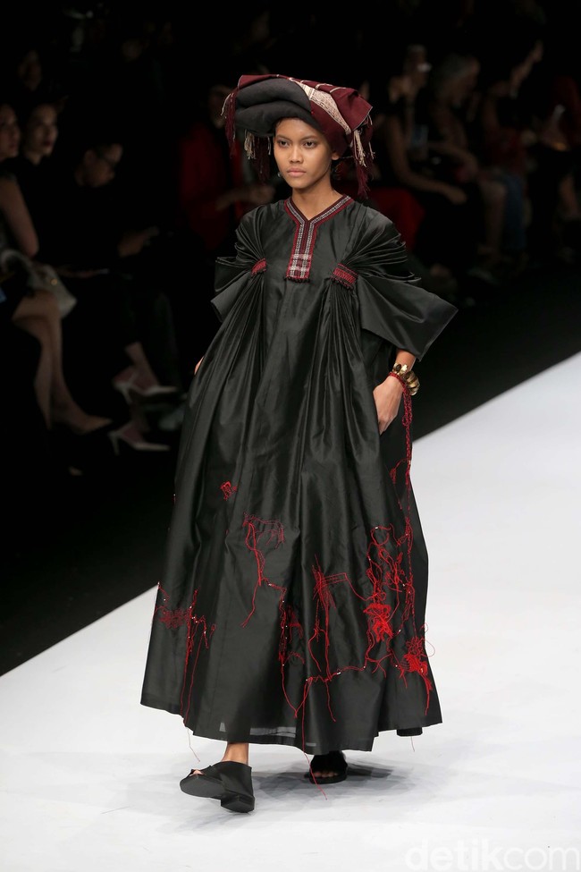 Perancang Adrian Gan memamerkan koleksi kain-kain ulos antik yang menawan di Jakarta Fashion Week 2020, Senayan City, Jakarta. Senin [28/10/2019]. Foto: Rachman Haryanto/detikcom