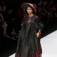 Perancang Adrian Gan memamerkan koleksi kain-kain ulos antik yang menawan di Jakarta Fashion Week 2020, Senayan City, Jakarta. Senin [28/10/2019]. Foto: Rachman Haryanto/detikcom