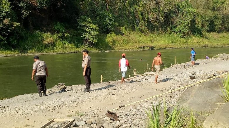 Seorang Anak Dilaporkan Hilang Saat Berenang di Sungai Brantas Blitar Seorang Anak Dilaporkan Hilang Saat Berenang di Sungai Brantas Blitar
