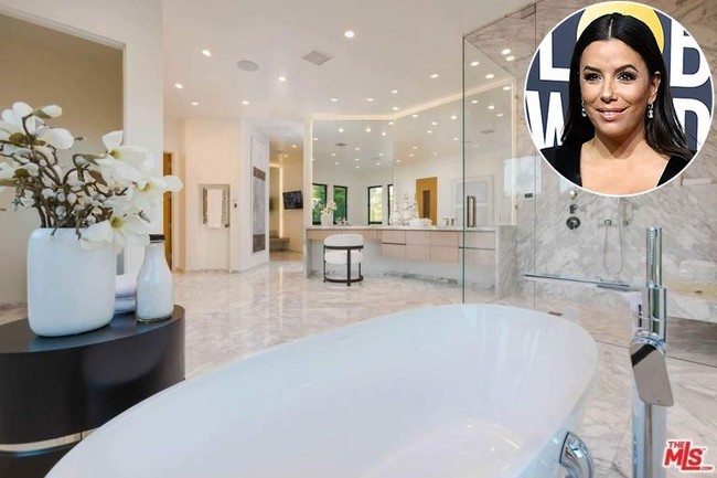 Luas kamar mandi Eva Longoria ini sungguh membuat takjub. Area bathtub dengan meja dandan dibuat dalam jarak yang tidak berdekatan. Ada juga area shower berdinding kaca. Nyaris seluruh ruangan dihiasi dengan keramik marble.Foto: Instagram