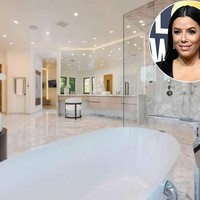 Luas kamar mandi Eva Longoria ini sungguh membuat takjub. Area bathtub dengan meja dandan dibuat dalam jarak yang tidak berdekatan. Ada juga area shower berdinding kaca. Nyaris seluruh ruangan dihiasi dengan keramik marble.Foto: Instagram